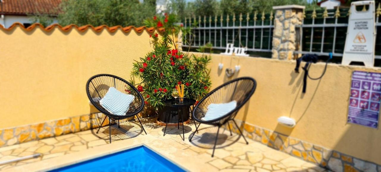 Holiday Home "Mala Kuca " With Heated Pool Pula Ngoại thất bức ảnh