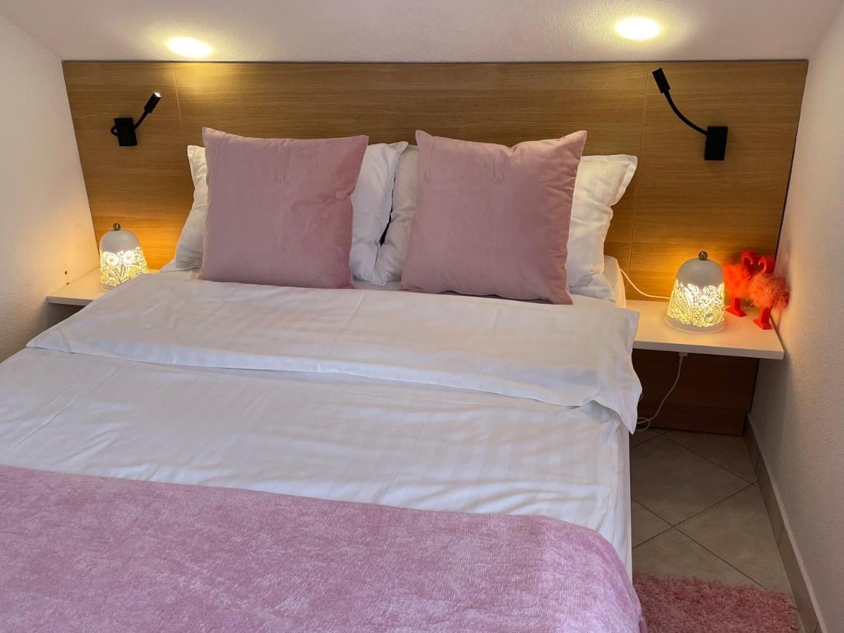 Holiday Home "Mala Kuca " With Heated Pool Pula Ngoại thất bức ảnh