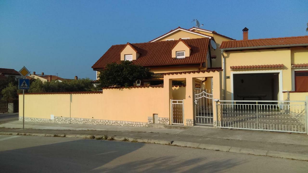 Holiday Home "Mala Kuca " With Heated Pool Pula Ngoại thất bức ảnh
