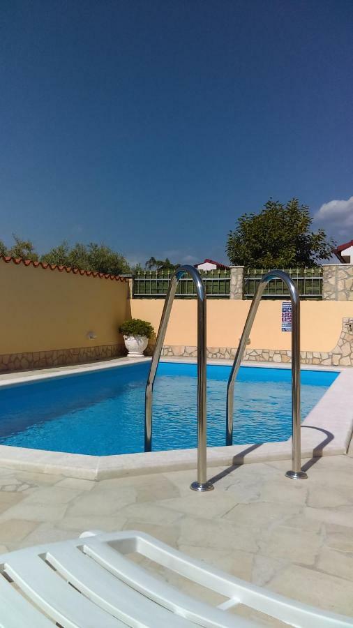 Holiday Home "Mala Kuca " With Heated Pool Pula Ngoại thất bức ảnh