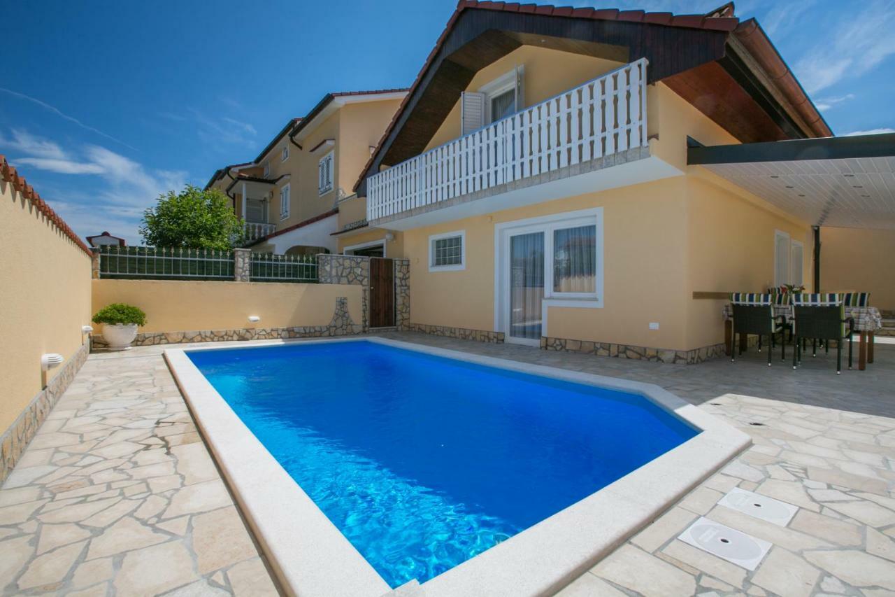 Holiday Home "Mala Kuca " With Heated Pool Pula Ngoại thất bức ảnh